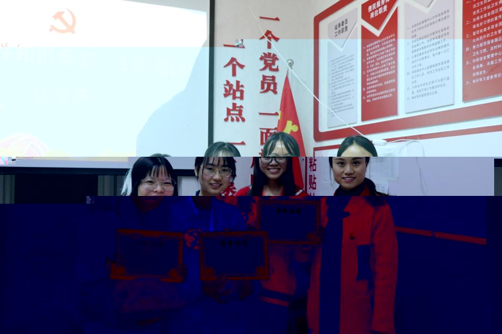 (三等獎獲得者與邝淑芳老師合影留念)